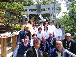 （入魂式）入魂式のあと神主さんと歳徳神社の世話人がそろって記念の集合写真を撮る
